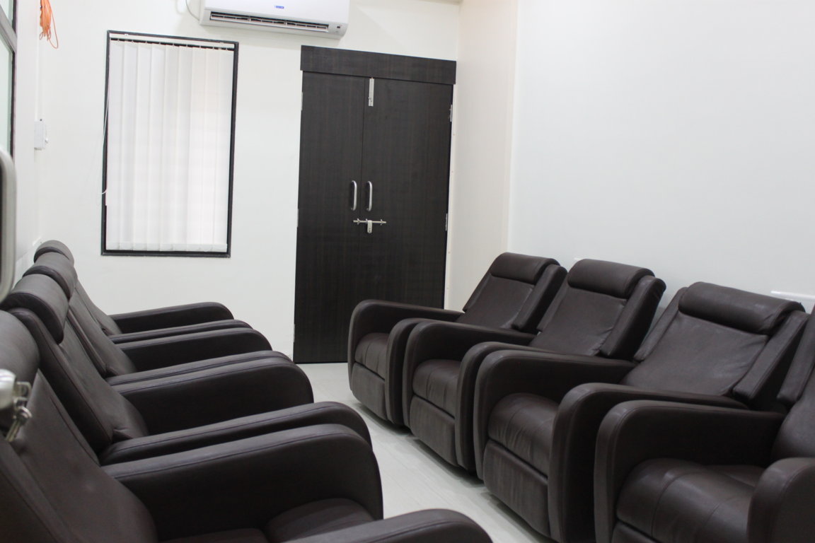 Premium day-care recovery lounge at Insight Institute fitted with leather recliner chairs for post-operative comfort